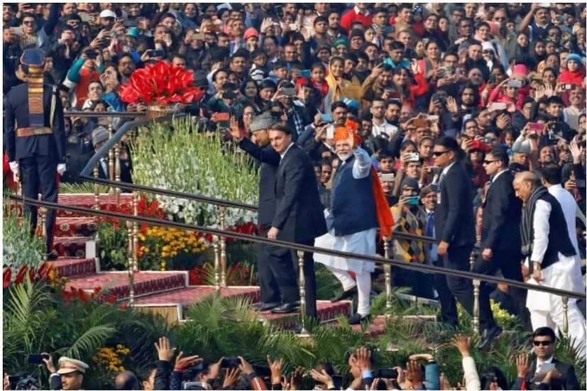  প্রজাতন্ত্রের ৭১।  দিল্লির রাজপথে কুচকাওয়াজ। ৯০ মিনিটের বর্ণাঢ্য অনুষ্ঠান। এবার অনেক কিছুই প্রথম। অনেক কিছুই নতুন। প্রতিবারই এই দিনে দিল্লিতে ইন্ডিয়া গেটে অমর জওয়ান জ্যোতিতে নিহত জওয়ানদের শ্রদ্ধা জানান প্রধানমন্ত্রী। ৪৮ বছরের প্রথায় এবার বদল। প্রধানমন্ত্রী নরেন্দ্র মোদি নিহত জওয়ানদের শ্রদ্ধা জানালেন ন্যাশনাল ওয়ার মেমোরিয়ালে। ২০১৯-এর ফেব্রুয়ারিতে উদ্বোধন করেছিলেন নরেন্দ্র মোদিই।   