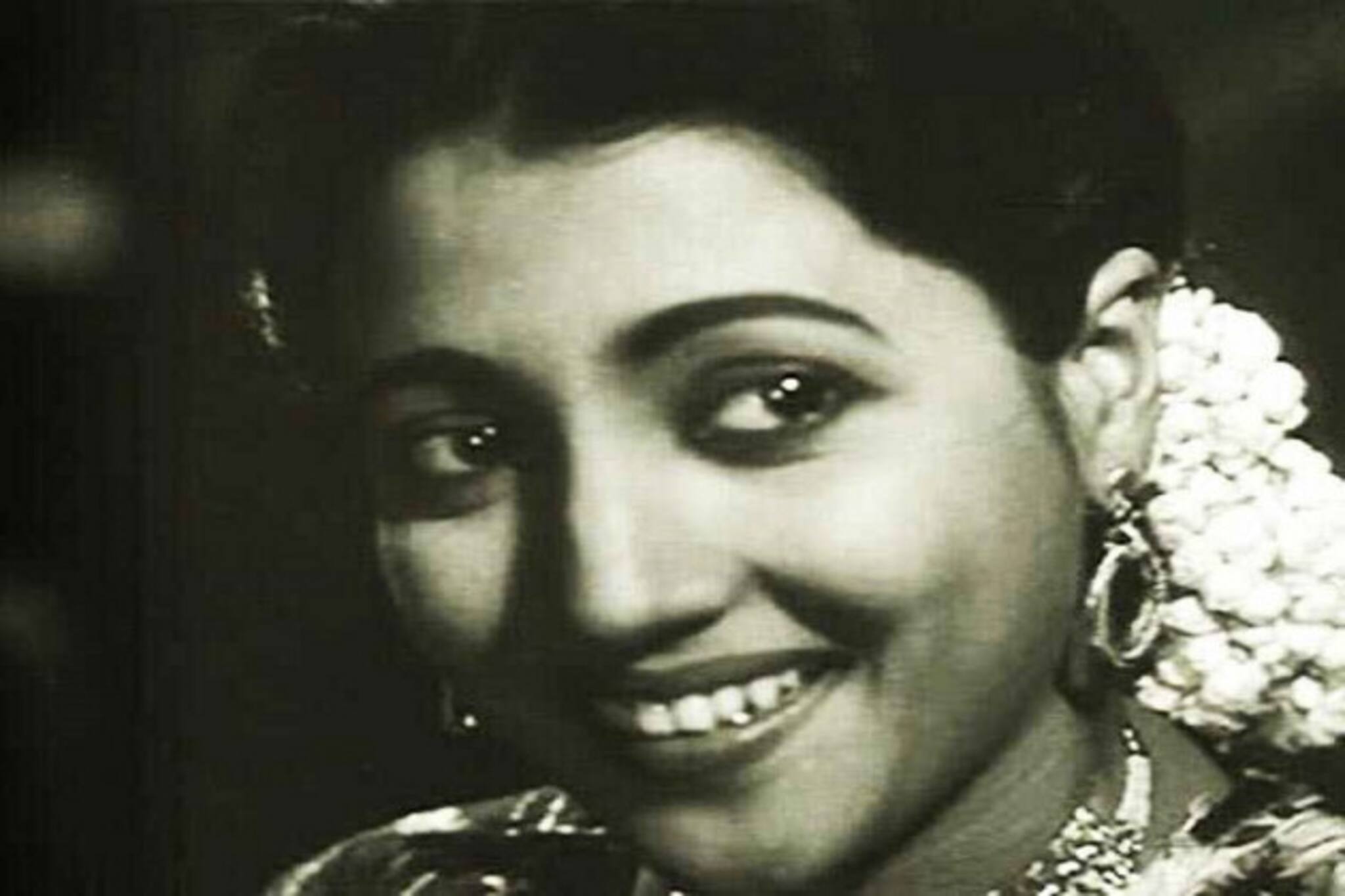ছবিতে নেপথ্যগায়িকা হতেই এসেছিলেন সুচিত্রা সেন ! তবে কিভাবে হলেন মহানায়িকা !