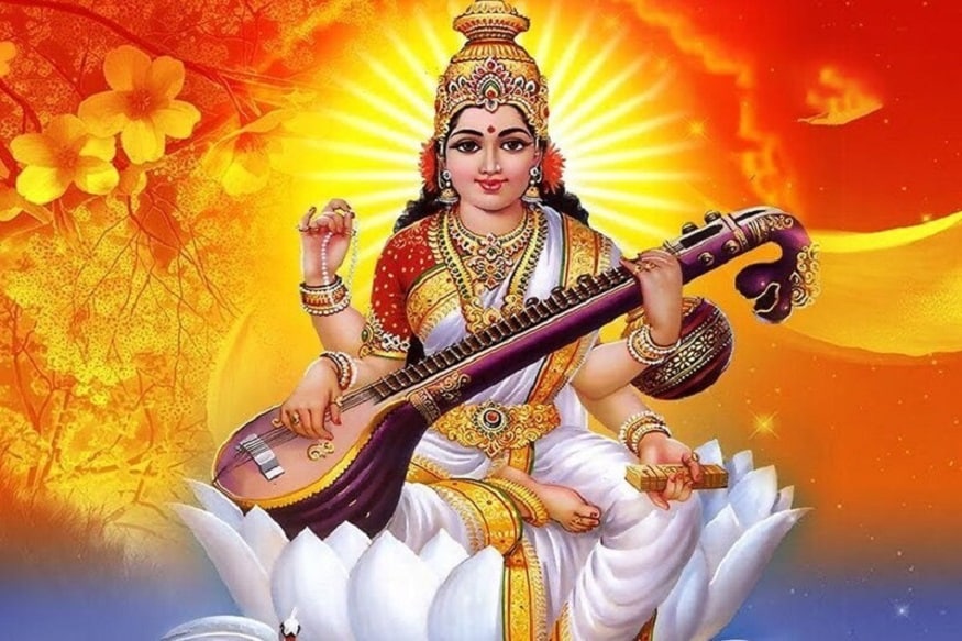 মার্কণ্ডেয় পুরাণে শ্রীশ্রী চণ্ডী উত্তরলীলায় শুম্ভ ও নিশুম্ভ নামক দুই অসুরকে বধ করার সময় দেবীর যে মূর্তির কল্পনা করা হয়েছিল তা ছিল মহাসরস্বতী। এ মূর্তি অষ্টভূজা - বাণ, কার্মূক, শঙ্খ, চক্র, হল, মুষল, শূল ও ঘন্টা ছিল তাঁর অস্ত্র। তাঁর এই সংহারলীলাতেও কিন্তু জ্ঞানের ভাবের হানি ঘটেনি৷ কারণ তিনি 'একৈবাহং জগত্যত্র দ্বিতীয়াকা মমাপরা' বলে মোহদুষ্ট শুম্ভকে অদ্বৈত জ্ঞান দান করেছিলেন। হিন্দুদের দেবী হওয়া সত্ত্বেও বৌদ্ধ ও জৈনদের কাছেও পুজো পেয়েছেন সরস্বতী। মার্কণ্ডেয় পুরাণে শ্রীশ্রী চণ্ডী উত্তরলীলায় শুম্ভ ও নিশুম্ভ নামক দুই অসুরকে বধ করার সময় দেবীর যে মূর্তির কল্পনা করা হয়েছিল তা ছিল মহাসরস্বতী। এ মূর্তি অষ্টভূজা - বাণ, কার্মূক, শঙ্খ, চক্র, হল, মুষল, শূল ও ঘন্টা ছিল তাঁর অস্ত্র। তাঁর এই সংহারলীলাতেও কিন্তু জ্ঞানের ভাবের হানি ঘটেনি৷ কারণ তিনি 'একৈবাহং জগত্যত্র দ্বিতীয়াকা মমাপরা' বলে মোহদুষ্ট শুম্ভকে অদ্বৈত জ্ঞান দান করেছিলেন। হিন্দুদের দেবী হওয়া সত্ত্বেও বৌদ্ধ ও জৈনদের কাছেও পুজো পেয়েছেন সরস্বতী।