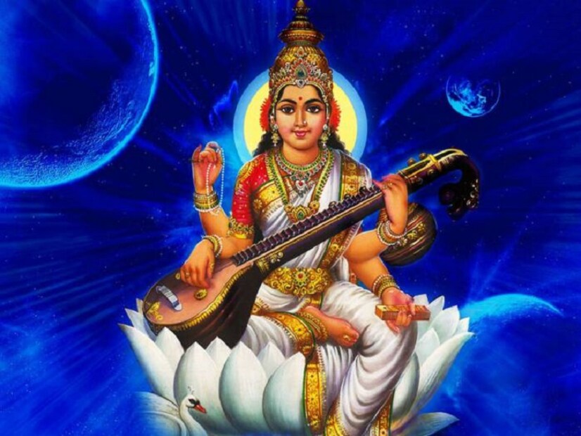 গান্ধারে পাওয়া বীণাবাদিনী সরস্বতীর মূর্তি থেকে বা সারনাথে সংরক্ষিত মূর্তিই তার প্রমাণ৷ অনেক বৌদ্ধ উপাসনালয়ে পাথরের ছোটো ছোটো মূর্তি আছে তাতে দেবী বীণা বাজাচ্ছেন, অবিকল সরস্বতীমূর্তি। মথুরায় জৈনদের প্রাচীন কীর্তির আবিষ্কৃত নিদর্শনে সরস্বতীর যে মূর্তি পাওয়া গিয়েছে সেখানে দেবী জানু উঁচু করেএকটি চৌকো পীঠের উপর বসে আছেন, এক হাতে বই। শ্বেতাম্বরদের মধ্যে সরস্বতী পুজোর অনুমোদন ছিল। 
