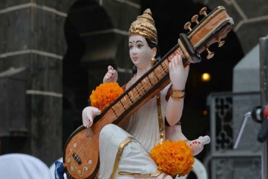 জৈনদের চব্বিশজন শাসনদেবীর মধ্যে সরস্বতী একজন এবং ষোলজন বিদ্যাদেবীর মধ্যে অন্যতমা হলেন সরস্বতী। শ্বেতাম্বর ও দিগম্বর উভয় জৈন সম্প্রদায়েই সরস্বতীর স্থান হয়ে গেল ব্রাহ্মণ্য ধর্ম থেকে গৃহীতা একজন প্রধান দেবীরূপে। জৈনদের চব্বিশজন শাসনদেবীর মধ্যে সরস্বতী একজন এবং ষোলজন বিদ্যাদেবীর মধ্যে অন্যতমা হলেন সরস্বতী। শ্বেতাম্বর ও দিগম্বর উভয় জৈন সম্প্রদায়েই সরস্বতীর স্থান হয়ে গেল ব্রাহ্মণ্য ধর্ম থেকে গৃহীতা একজন প্রধান দেবীরূপে।