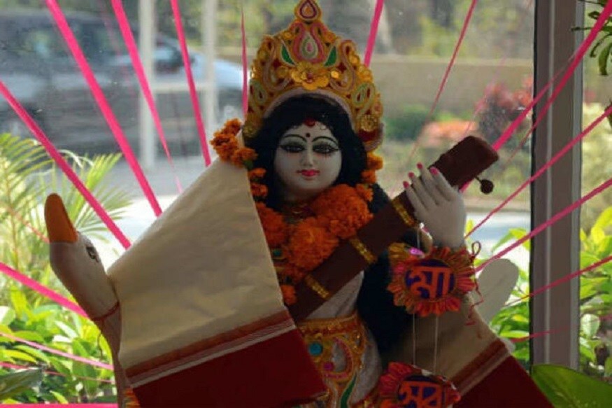 সরস্বতীর বাহন হাঁস। কারণ সরস্বতী ব্রহ্মবিদ্যা। জলে, স্থলে, অন্তরীক্ষে সর্বত্রই হাঁসের সমান গতি, যেমন জ্ঞানময় পরমাত্মা সর্বব্যাপী - স্থলে, অনলে, অনিলে সর্বত্র তাঁর সমান প্রকাশ। হংস জল ও দুধের পার্থক্য করতে সক্ষম। জল ও দুগ্ধ মিশ্রিত থাকলে হাঁস শুধু সারবস্তু দুগ্ধ বা ক্ষীরটুকুই গ্রহণ করে, জল পড়ে থাকে। সরস্বতীর বাহন হাঁস। কারণ সরস্বতী ব্রহ্মবিদ্যা। জলে, স্থলে, অন্তরীক্ষে সর্বত্রই হাঁসের সমান গতি, যেমন জ্ঞানময় পরমাত্মা সর্বব্যাপী - স্থলে, অনলে, অনিলে সর্বত্র তাঁর সমান প্রকাশ। হংস জল ও দুধের পার্থক্য করতে সক্ষম। জল ও দুগ্ধ মিশ্রিত থাকলে হাঁস শুধু সারবস্তু দুগ্ধ বা ক্ষীরটুকুই গ্রহণ করে, জল পড়ে থাকে।