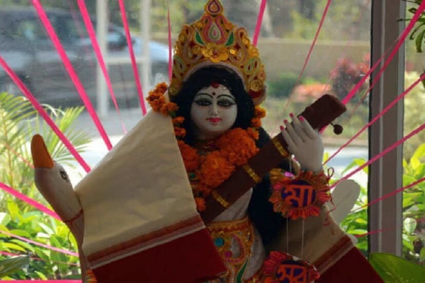 সরস্বতীর বাহন হাঁস। কারণ সরস্বতী ব্রহ্মবিদ্যা। জলে, স্থলে, অন্তরীক্ষে সর্বত্রই হাঁসের সমান গতি, যেমন জ্ঞানময় পরমাত্মা সর্বব্যাপী - স্থলে, অনলে, অনিলে সর্বত্র তাঁর সমান প্রকাশ। হংস জল ও দুধের পার্থক্য করতে সক্ষম। জল ও দুগ্ধ মিশ্রিত থাকলে হাঁস শুধু সারবস্তু দুগ্ধ বা ক্ষীরটুকুই গ্রহণ করে, জল পড়ে থাকে। 
