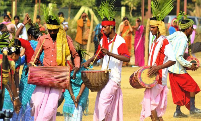 মকর সংক্রান্তির একদিন আগে পৌষ সংক্রান্তির একদিন আগের রাতে পালন করা হয় এই উৎসব ৷ প্রকৃতির উপহার অর্থাৎ ফসল ফলানোর জন্য ধন্যবাদ জানানো হয় ৷ এইদিনের রাতে লোরহি পালন করা হয় ৷ তিল ও ভুট্টার তৈরি জিনিসপত্র আগুনে আহুতি দেওয়া হয় ৷ মকর সংক্রান্তির একদিন আগে পৌষ সংক্রান্তির একদিন আগের রাতে পালন করা হয় এই উৎসব ৷ প্রকৃতির উপহার অর্থাৎ ফসল ফলানোর জন্য ধন্যবাদ জানানো হয় ৷ এইদিনের রাতে লোরহি পালন করা হয় ৷ তিল ও ভুট্টার তৈরি জিনিসপত্র আগুনে আহুতি দেওয়া হয় ৷