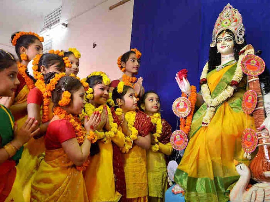 বসন্ত পঞ্চমী অর্থাৎ সরস্বতী পুজোর দিন কালো রঙের পোশাক না পরাই ভাল ৷ এ দিন হলুদ, সাদা কিংবা সবুজ রঙের পোশাক পরুন ৷ বসন্ত পঞ্চমী অর্থাৎ সরস্বতী পুজোর দিন কালো রঙের পোশাক না পরাই ভাল ৷ এ দিন হলুদ, সাদা কিংবা সবুজ রঙের পোশাক পরুন ৷