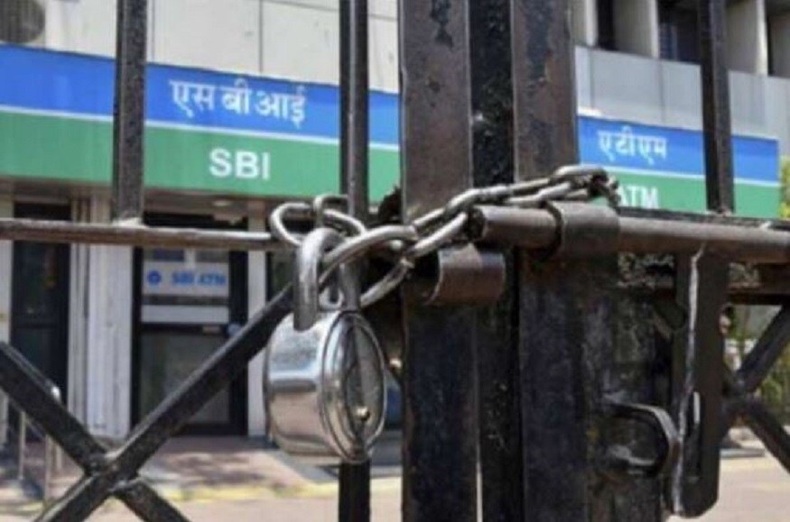 এদিকে এর আগে জানুয়ারি মাসের ৬ তারিখ ভারত বনধেও অংশ নিয়েছিলেন সব ব্যাঙ্ক কর্মচারী ইউনিয়ন গুলি ৷ তারপর আবার যদি বনধ হয় তাহলে গ্রাহকদের পাশাপাশি ব্যাঙ্কিংও ক্ষতিগ্রস্ত হয় ৷ Photo- File এদিকে এর আগে জানুয়ারি মাসের ৬ তারিখ ভারত বনধেও অংশ নিয়েছিলেন সব ব্যাঙ্ক কর্মচারী ইউনিয়ন গুলি ৷ তারপর আবার যদি বনধ হয় তাহলে গ্রাহকদের পাশাপাশি ব্যাঙ্কিংও ক্ষতিগ্রস্ত হয় ৷ Photo- File