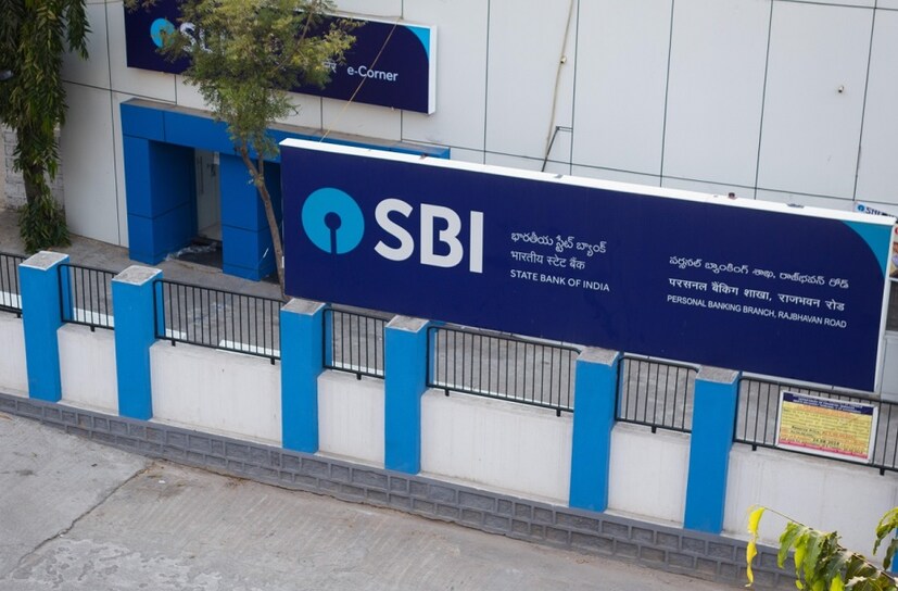স্টেট ব্যাঙ্কের নতুন কার্ড অ্যাক্টিভেট করা জন্য গ্রাহকদের প্রথমে www.onlinesbi.com ওয়েবসাইটে যেতে হবে ৷ লগ ইন করে 'e-Services' এর সেকশনের ভিতরে থাকা 'ATM Card Services' অপশনে ক্লিক করতে হবে ৷