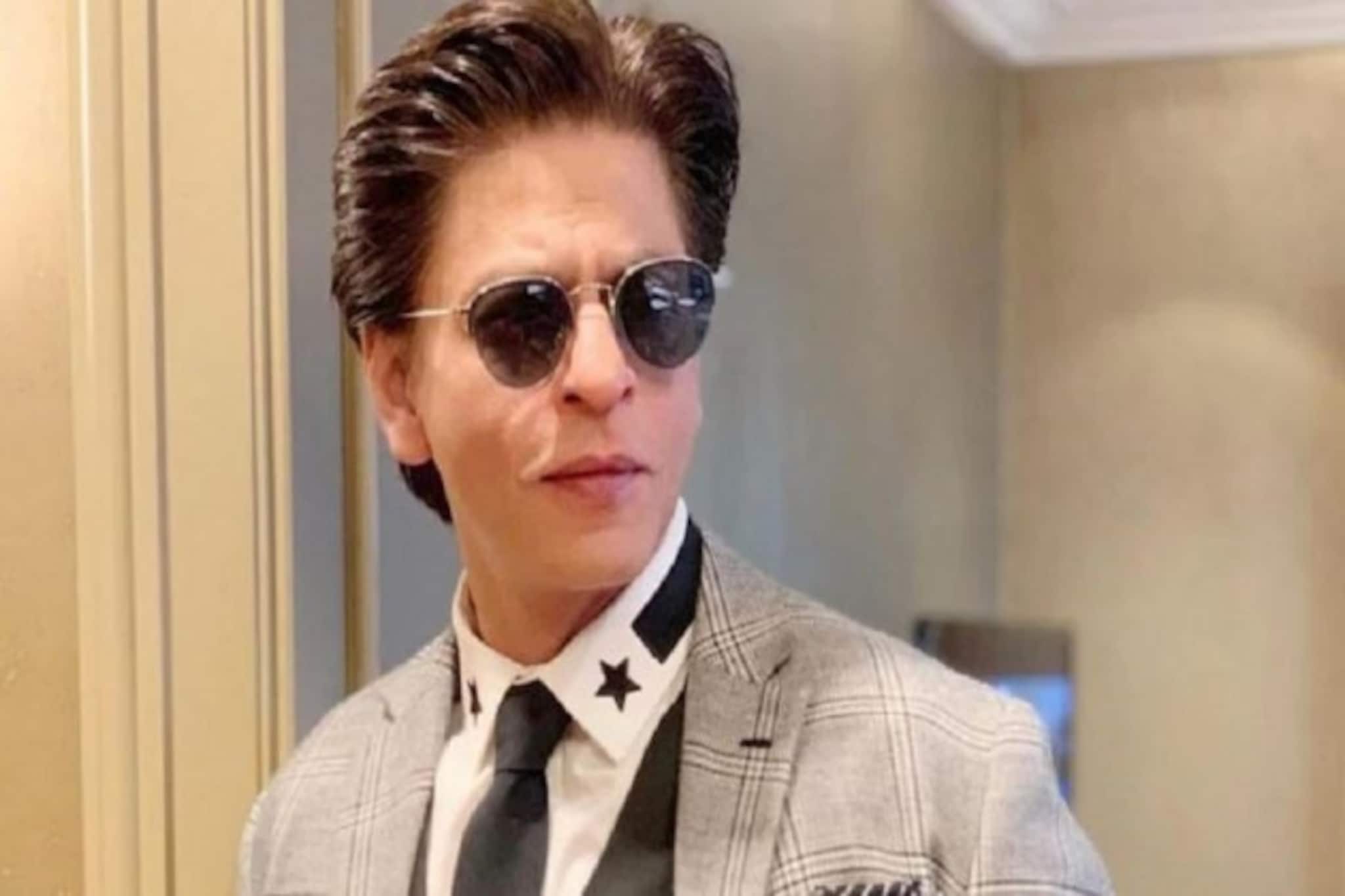 এলেই পরতে হবে কালো,মাথা ঢাকা জ্যাকেট, এই শর্তেই পার্টি হল শাহরুখের ফার্মহাউজে!