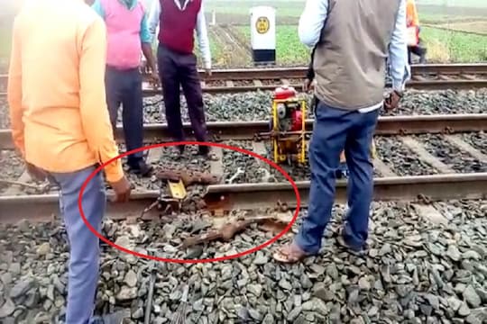 বর্ধমানের পাল্লা রোডে রেললাইনে ফাটল।
