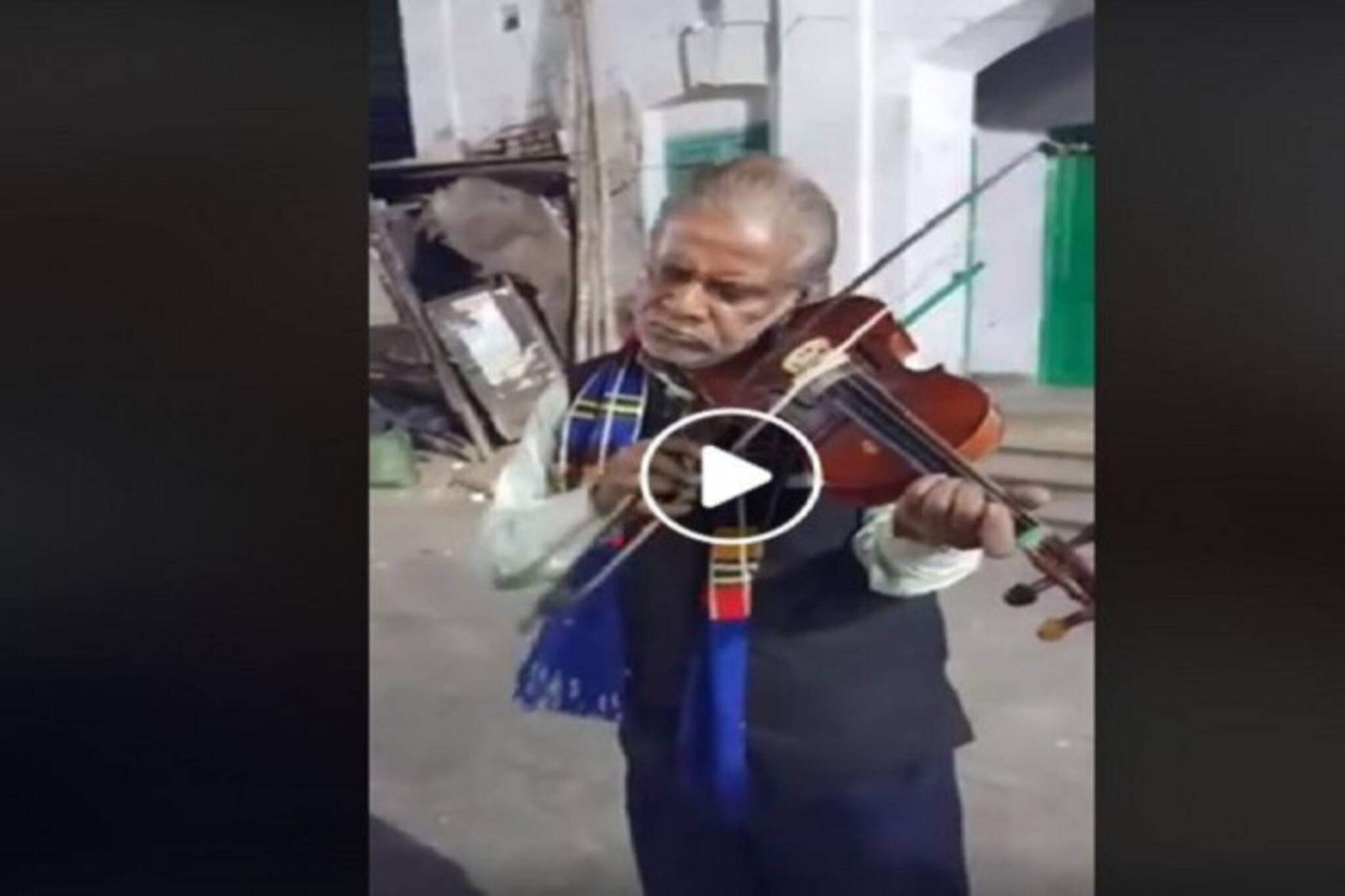 দিওয়ানা হুয়া বাদল’, ফুটপাথে দাঁড়িয়ে বেহালায় সুর তুললেন কলকাতার বৃদ্ধ