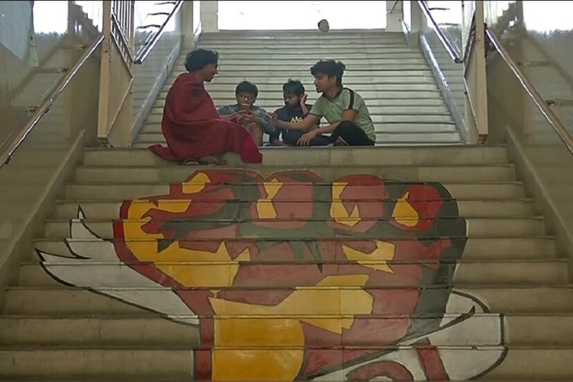 তারপর ২০১৬ তে দিল্লির জওহরলাল নেহরু বিশ্ববিদ্যালয় এ সংসদ ভবনে হামলার জন্য আফজল গুরুর হটাৎ করে ফাঁসি দেওয়া নিয়ে যে প্রতিবাদ আন্দোলন শুরু হয়,সেখানে কানহাইয়া কুমার,উমর খালিদরা আবার এই আজাদী স্লোগান তোলে।