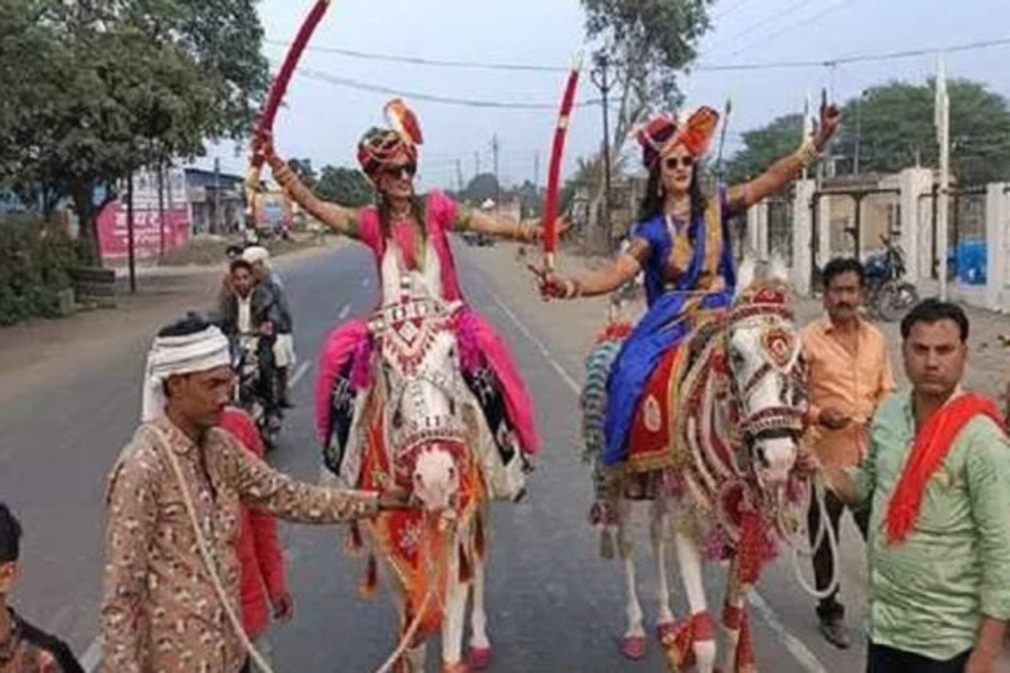 দুলহন'রা আনতে গেলেন 'দুলহা' !
