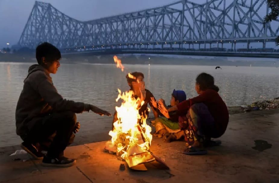 কলকাতায় স্বাভাবিকের নীচেই তাপমাত্রা। সপ্তাহশেষে ফের জাঁকিয়ে ঠান্ডা। কলকাতায় ১২ ডিগ্রির কাছাকাছি নামবে তাপমাত্রা। বুধবার কলকাতায় সর্বনিম্ন তাপমাত্রা ১৩.৬ ডিগ্রি সেলসিয়াস। স্বাভাবিকের থেকে ১ ডিগ্রি কম। বৃহস্পতিবার ও শুক্রবার দার্জিলিং, কালিম্পঙে বৃষ্টির পূর্বাভাস। কলকাতায় স্বাভাবিকের নীচেই তাপমাত্রা। সপ্তাহশেষে ফের জাঁকিয়ে ঠান্ডা। কলকাতায় ১২ ডিগ্রির কাছাকাছি নামবে তাপমাত্রা। বুধবার কলকাতায় সর্বনিম্ন তাপমাত্রা ১৩.৬ ডিগ্রি সেলসিয়াস। স্বাভাবিকের থেকে ১ ডিগ্রি কম। বৃহস্পতিবার ও শুক্রবার দার্জিলিং, কালিম্পঙে বৃষ্টির পূর্বাভাস।
