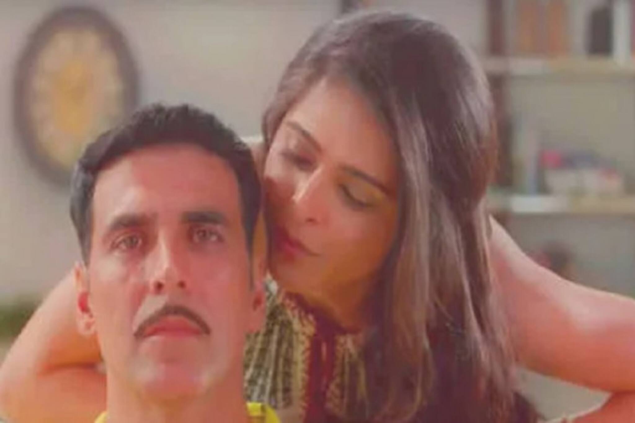 অক্ষয় কুমারের রোমান্সের ভিডিও ভাইরাল!প্রেমিকা মধুরিমা তুলির সঙ্গে চুটিয়ে প্রেম