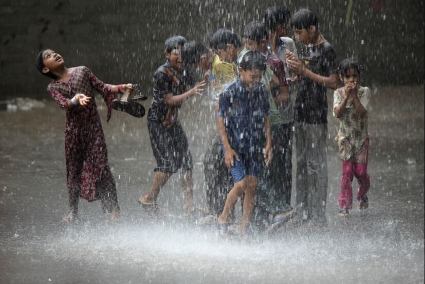 আবহাওয়া দফতরের জারি করা পূর্বাভাস মিলে গিয়ে ইতিমধ্যেই কলকাতা সহ দক্ষিণবঙ্গে বৃহস্পতিবার শেষ রাত থেকে শুরু হয়েছে বৃষ্টি ৷ কখনও টিপটিপ করে পরলেও একধিকবার পর্যায়ক্রমে ভারি এক পশলা করে বৃষ্টিও হচ্ছে ৷ Photo- Representive 
