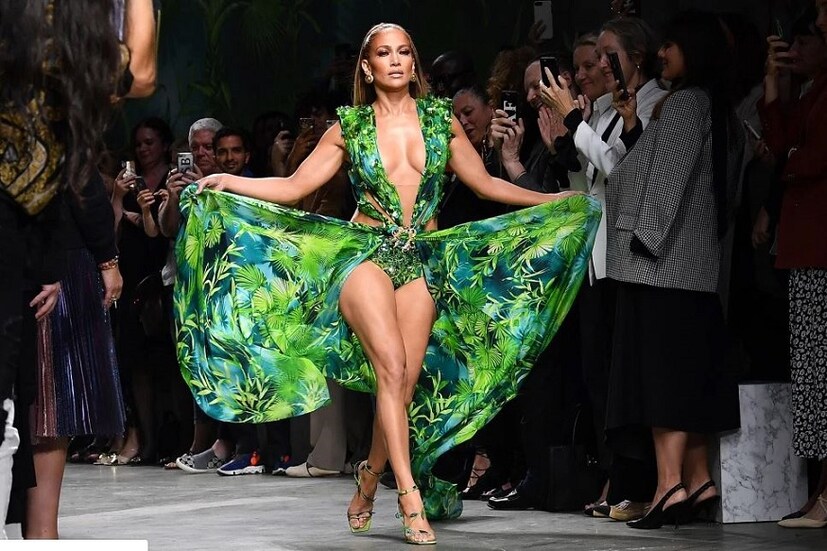 তবে শুধু গ্র্যামির অনুষ্ঠানে নয়৷ এমন সাহসী অবতারে জেনিফারকে বহুবার দেখা গিয়েছে৷ যেমন এই ফ্যাশন শোয়ে৷ ২০২০-র একটি ফ্যাশন শোয়ের মঞ্চে এভাবেই নিজেক মেলে ধরেছিলেন সুন্দরী৷ 