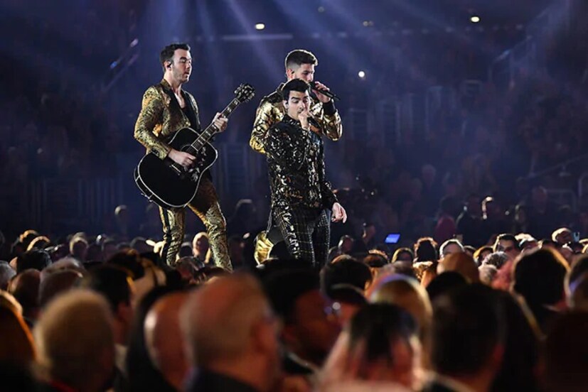 • নিকের দাঁতের ফাঁকে পালং শাক বা Spinach ও খুঁজে পেয়েছেন নেটিজেনরা!