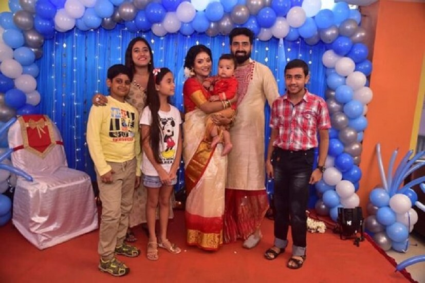 পরম ওরফে বিশ্বজিৎ ঘোষ ও তাঁর স্ত্রী অন্তরার প্রথম সন্তান অয়নজিতের মুখে ভাতের অনুষ্ঠান ৷ সংগৃহীত ছবি ৷