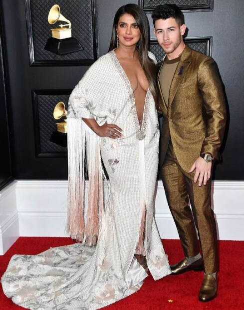 পিগি ভক্তদের প্রশ্ন যে এভাবেও কী তাকে কোনও না কোনও দিন দেখা যাবে? ২০ বছর আগের ফ্যাশন টুকেছেন তিনি, এই নিয়ে বিশেষভাবে ট্রোলড হচ্ছেন প্রিয়াঙ্কা৷ এবার নতুন ট্রোল, যে তিনি কী নিজেকে জেনিফারের মতো এতোটা খোলামেলা করতে পারবেন? উত্তর সময় দেবে৷ 