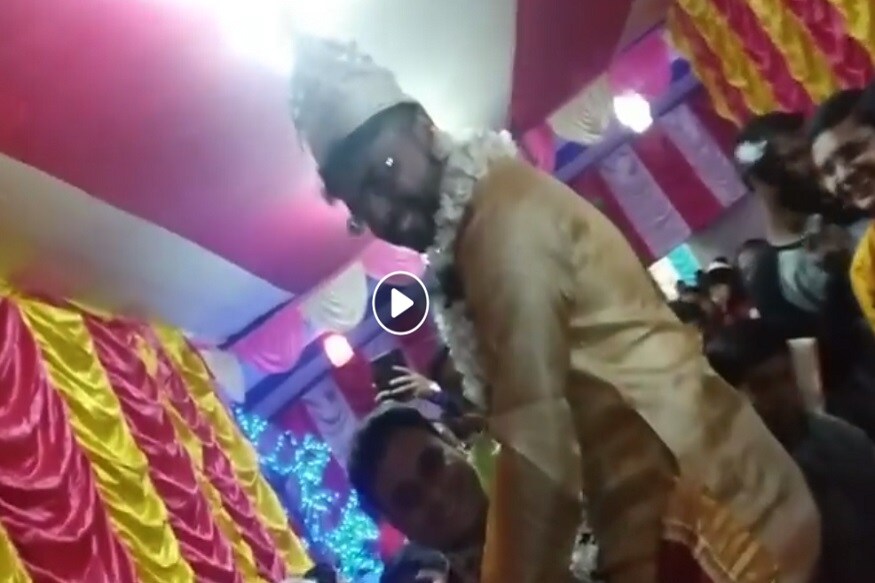 বিয়ে করতে এসেছেন বর গাড়ি থেকে নামতেই সবাই অবাক হয়ে গিয়েছেন যে ঘটনা ঘটেছে ৷ ছবি সৌজন্যে ফেসবুক ৷ বিয়ে করতে এসেছেন বর গাড়ি থেকে নামতেই সবাই অবাক হয়ে গিয়েছেন যে ঘটনা ঘটেছে ৷ ছবি সৌজন্যে ফেসবুক ৷