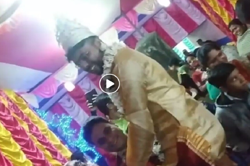 উপচে পড়া ভিড়ের মাঝেই সবার কাছে বড় সারপ্রাইজ ৷ বরকে এক আলাদা বা ব্যাতিক্রমী ভাবে বিবাহ বাঁসরে নিয়ে যাওয়া হয়েছে ৷ ছবি সৌজন্যে ফেসবুক ৷ উপচে পড়া ভিড়ের মাঝেই সবার কাছে বড় সারপ্রাইজ ৷ বরকে এক আলাদা বা ব্যাতিক্রমী ভাবে বিবাহ বাঁসরে নিয়ে যাওয়া হয়েছে ৷ ছবি সৌজন্যে ফেসবুক ৷
