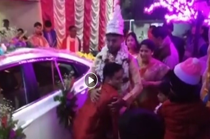 বিয়েবাড়ি পর্বে আরও এক ধামাকা দেখতে পাওয়া গিয়েছে ৷ সেই ছবিই আপাতত সোশ্যাল মিডিয়ায় ভাইরাল ৷ ছবি সৌজন্যে ফেসবুক ৷ বিয়েবাড়ি পর্বে আরও এক ধামাকা দেখতে পাওয়া গিয়েছে ৷ সেই ছবিই আপাতত সোশ্যাল মিডিয়ায় ভাইরাল ৷ ছবি সৌজন্যে ফেসবুক ৷
