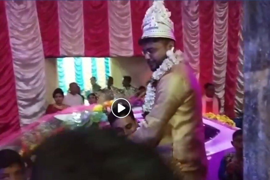 বিয়েবাড়িতে সব সময়েই বর ও কনেকে নিয়ে এক বাড়তি আগ্রহ সবার মধ্যেই থাকে ৷ এই ক্ষেত্রেও ছিল ৷ ছবি সৌজন্যে ফেসবুক ৷ বিয়েবাড়িতে সব সময়েই বর ও কনেকে নিয়ে এক বাড়তি আগ্রহ সবার মধ্যেই থাকে ৷ এই ক্ষেত্রেও ছিল ৷ ছবি সৌজন্যে ফেসবুক ৷