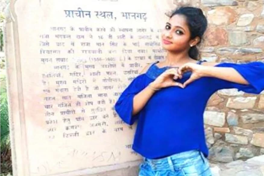 এফআইআর সূত্রে জানা গিয়েছে রেশমা তাঁর বাবা-মায়ের সঙ্গে হুল্লেলাল কলোনির ভিআইপি স্কুলের পাশে ব্রহ্মাপুরীর জয়পুর থানায় বসবাস করেন ৷ এফআইআর সূত্রে জানা গিয়েছে রেশমা তাঁর বাবা-মায়ের সঙ্গে হুল্লেলাল কলোনির ভিআইপি স্কুলের পাশে ব্রহ্মাপুরীর জয়পুর থানায় বসবাস করেন ৷