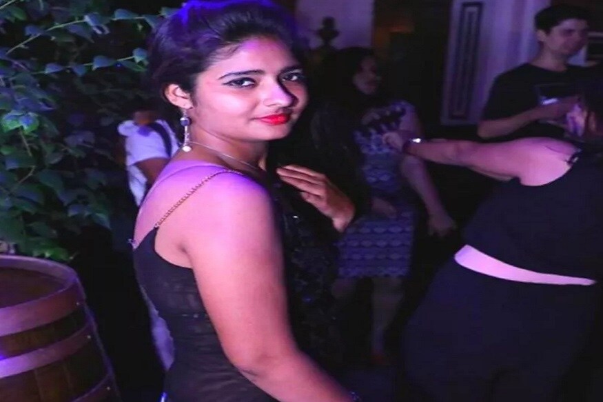 যুবতীর মৃত্যুর ঘটনায় তোলপাড় হয়েছে ৷ থানায় এফআইআরের অনুসারে রেশমার মা রেখা মঙ্গলানি সোমবার অভিযোগ দায়ের করেছেন ৷ যুবতীর মৃত্যুর ঘটনায় তোলপাড় হয়েছে ৷ থানায় এফআইআরের অনুসারে রেশমার মা রেখা মঙ্গলানি সোমবার অভিযোগ দায়ের করেছেন ৷
