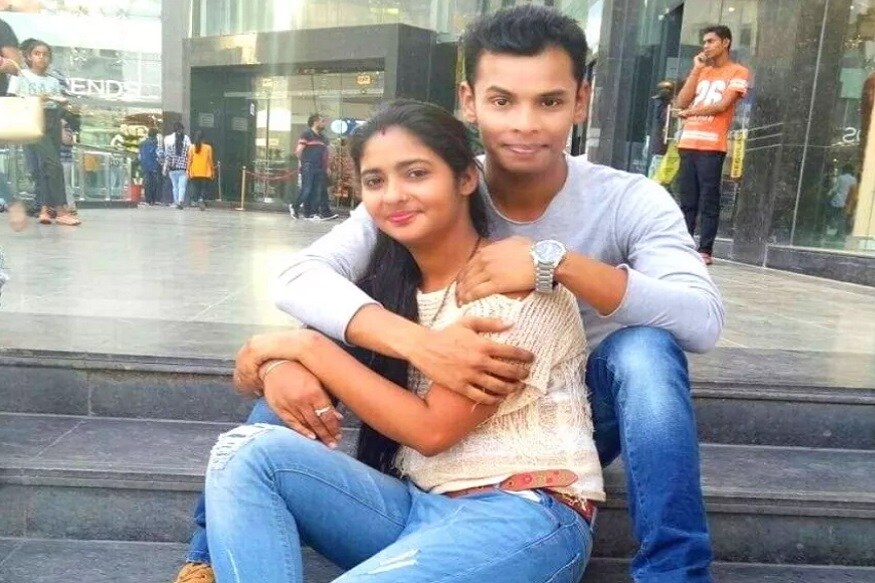 রেশমার মা জানিয়েছেন এই বিষয় নিয়েই স্বামী ও স্ত্রীর মধ্যে বিভিন্ন মত পার্থক্য রয়েছে ৷ রেশমার সঙ্গে ঝামেলা করত ৷ এই বিষয়টি জানিয়েছেন রেশমার মা ৷ রেশমার মা জানিয়েছেন এই বিষয় নিয়েই স্বামী ও স্ত্রীর মধ্যে বিভিন্ন মত পার্থক্য রয়েছে ৷ রেশমার সঙ্গে ঝামেলা করত ৷ এই বিষয়টি জানিয়েছেন রেশমার মা ৷