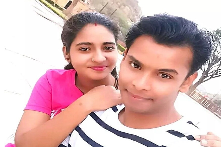 বেশ কিছুদিন পর থেকেই তাঁদের মধ্যে মনমালিন্য দেখতে পাওয়া গিয়েছিল ৷ রেশমার সোশ্যাল মিডিয়ায় ভিডিও ও ছবি পোস্ট করা নিয়ে তাদের মধ্যে মতবিরোধ ছিল ৷ বেশ কিছুদিন পর থেকেই তাঁদের মধ্যে মনমালিন্য দেখতে পাওয়া গিয়েছিল ৷ রেশমার সোশ্যাল মিডিয়ায় ভিডিও ও ছবি পোস্ট করা নিয়ে তাদের মধ্যে মতবিরোধ ছিল ৷