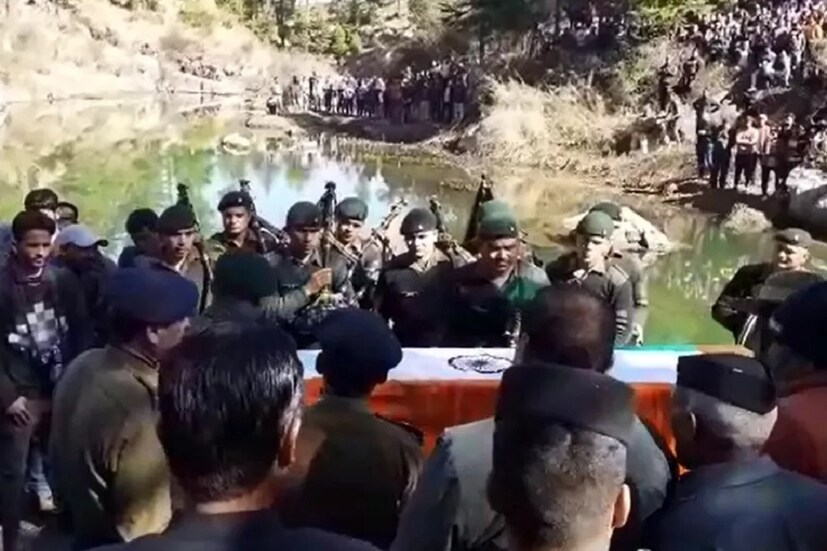 শহিদ রাহুল রেসওয়ালের মৃতদেহ সড়ক পথে ধরে এগিয়ে গিয়েছে ৷