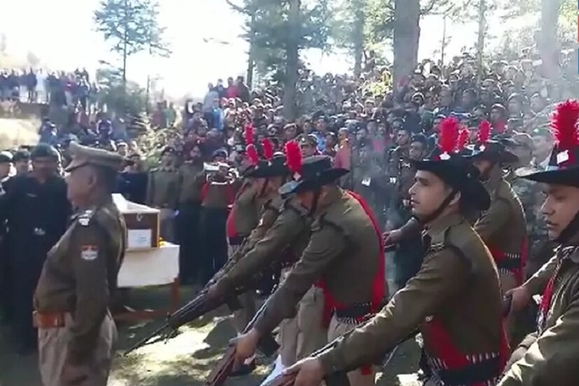 শহিদ সন্তানের শেষকৃত্যে মন্ত্রী, বিধায়ক-সহ প্রশাসনের একাধিক কর্মীরা উপস্থিত ছিলেন ৷