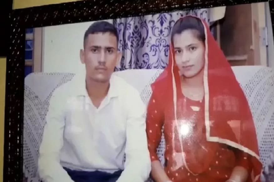 ঘরের ছেলের শহিদ হওয়ার ঘটনায় পুরো বাড়ির লোকেরা কান্নার স্রোতে ভেসে পড়লেন ৷ শোকের ডুবেছে গোটা গ্রাম ৷ ছেলের কথা বলে গিয়ে বাবা জানিয়েছেন এই তো গত বছরই ছেলের বিয়ে হয়েছিল ৷ ২ মাসের মেয়েকে রেখে কী করে চলে যেতে পারে তাঁর সন্তান ৷ তিনি কিছুই বুঝতে পারছেন না ৷ ঘরের ছেলের শহিদ হওয়ার ঘটনায় পুরো বাড়ির লোকেরা কান্নার স্রোতে ভেসে পড়লেন ৷ শোকের ডুবেছে গোটা গ্রাম ৷ ছেলের কথা বলে গিয়ে বাবা জানিয়েছেন এই তো গত বছরই ছেলের বিয়ে হয়েছিল ৷ ২ মাসের মেয়েকে রেখে কী করে চলে যেতে পারে তাঁর সন্তান ৷ তিনি কিছুই বুঝতে পারছেন না ৷