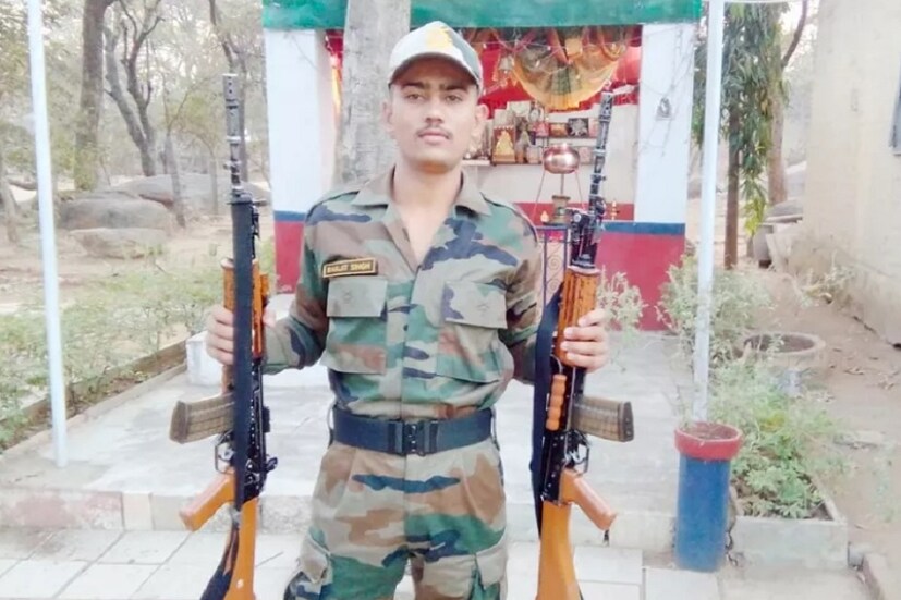 মাত্র ২ মাস আগেই বাবা হয়েছিলেন হয়েছিলেন ৷ কাশ্মীরের প্রবল ঠান্ড ও বরফের ঝড়ের তিনটি পৃথক ঘটনায় ৷ ভারতীয় সেনাবাহিনীর জওয়ান জওয়ান যার বাড়ি গুরুদাসপুর এলাকায় ৷ মাত্র এক বছর আগে বিয়ে হয়েছিল শহিদ জওয়ানের ৷ ২ মাস আগে ঘর আলো করে মা লক্ষ্মী এসেছে ৷ ছবি সংগৃহীত ৷