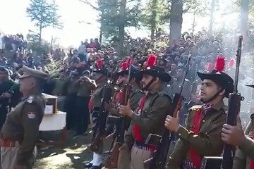 শহিদ জওয়ানের দেহ বাড়িতে ফিরতেই বাঁধনভাঙা কান্না স্ত্রী-বোনের