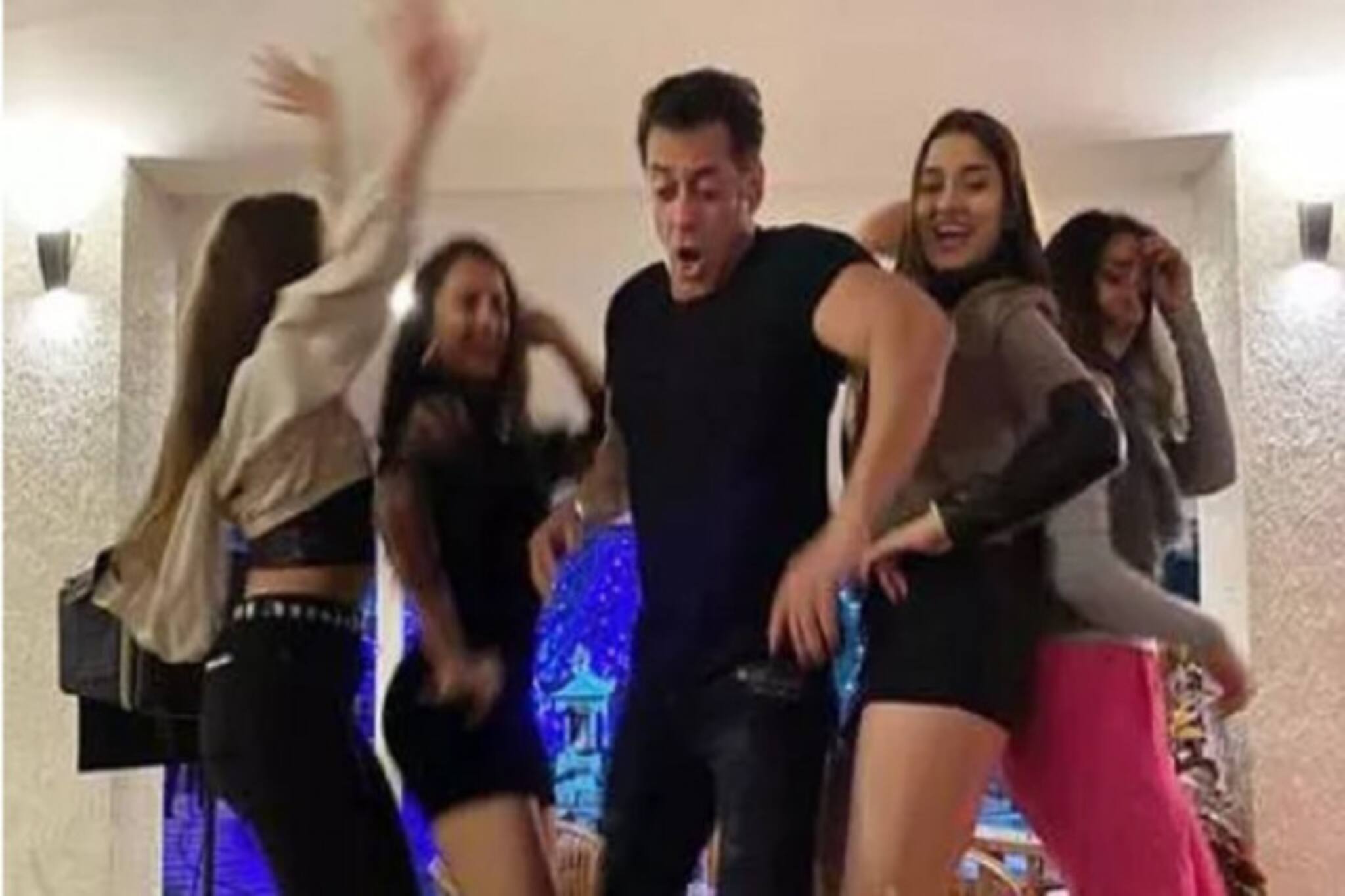 দাবাং-৩ অভিনেত্রীর সঙ্গে টেবিলের উপরে সলমন খানের দুরন্ত নাচ মুহূর্তেই ভাইরাল