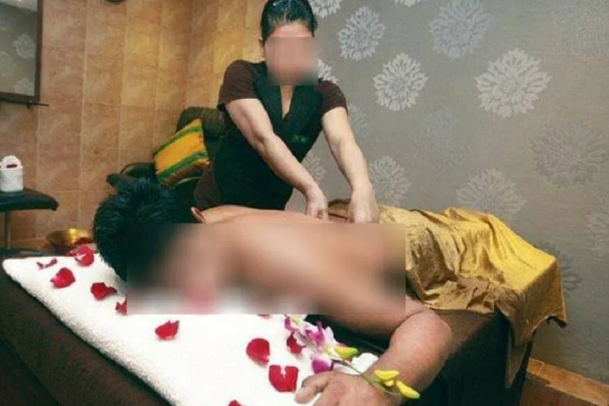 জানা গিয়েছে বিদেশি মহিলারা ভিসা ছাড়াই কাজ করছিলেন স্পাতে ৷ বিভিন্ন প্রভাবশালী ব্যক্তির কাছ থেকে বাড়তি সুবিধা নিয়েই এই কাজ শুরু করেছিলেন ৷ জানা গিয়েছে বিদেশি মহিলারা ভিসা ছাড়াই কাজ করছিলেন স্পাতে ৷ বিভিন্ন প্রভাবশালী ব্যক্তির কাছ থেকে বাড়তি সুবিধা নিয়েই এই কাজ শুরু করেছিলেন ৷