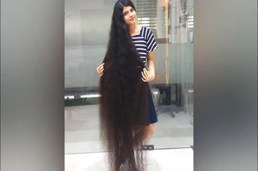 মাত্র বছর ছয়েকের ছিলেন তিনি ৷ তখন কেউ একবার তাঁর চুল বাজেভাবে কাঁচি দিয়ে কেটে দিয়েছিল ৷ আর এরই বদলা তিনি নিলেন এভাবে ৷ আর চুলই কাটলেন না তিনি ৷ আর এই মুহূর্তে বিশ্বে সবচেয়ে লম্বা চুলের মালকিন কিশোরী গুজরাতের নীলাংশি প্যাটেল ৷Photo Courtesy- Guniess Book of World Record/ Instagram মাত্র বছর ছয়েকের ছিলেন তিনি ৷ তখন কেউ একবার তাঁর চুল বাজেভাবে কাঁচি দিয়ে কেটে দিয়েছিল ৷ আর এরই বদলা তিনি নিলেন এভাবে ৷ আর চুলই কাটলেন না তিনি ৷ আর এই মুহূর্তে বিশ্বে সবচেয়ে লম্বা চুলের মালকিন কিশোরী গুজরাতের নীলাংশি প্যাটেল ৷Photo Courtesy- Guniess Book of World Record/ Instagram