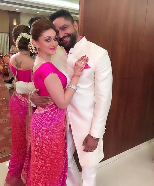 উল্লেখ্য, হরমন সিংযের সঙ্গে বিবাহ বিচ্ছেদের পরই 10 বছর আগে পরাগ ত্যাগীর সঙ্গে বিবাহ বন্ধনে আবদ্ধ হন