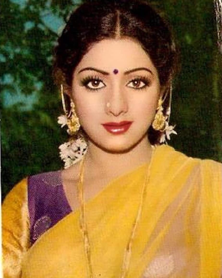 শ্রীদেবী- শোনা যায়, কসমেটিক সার্জারি করে নাক টিকালো করেছিলেন শ্রীদেবী! যদিও প্রয়াত 'চাঁদনি' সে-কথা কখনও স্বীকার করেননি। বলা হয়, তিনি নাকি ব্রেস্ট ইমপ্ল্যান্ট করে স্তনের আকারও বড় করেছিলেন। শ্রীদেবী- শোনা যায়, কসমেটিক সার্জারি করে নাক টিকালো করেছিলেন শ্রীদেবী! যদিও প্রয়াত 'চাঁদনি' সে-কথা কখনও স্বীকার করেননি। বলা হয়, তিনি নাকি ব্রেস্ট ইমপ্ল্যান্ট করে স্তনের আকারও বড় করেছিলেন।