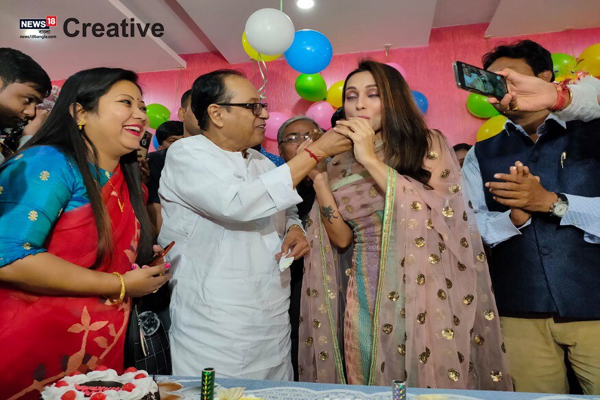 মিমি জানালেন, ‘ছোট্টবেলা থেকেই এদিনটার জন্য অপেক্ষা করতাম ৷ বিশেষ করে মায়ের হাতের পায়েস খাওয়ার জন্য ৷ আজও মা বানিয়েছে ৷ তবে এবারটা একটু স্পেশাল ৷’ মিমি জানালেন, ‘ছোট্টবেলা থেকেই এদিনটার জন্য অপেক্ষা করতাম ৷ বিশেষ করে মায়ের হাতের পায়েস খাওয়ার জন্য ৷ আজও মা বানিয়েছে ৷ তবে এবারটা একটু স্পেশাল ৷’