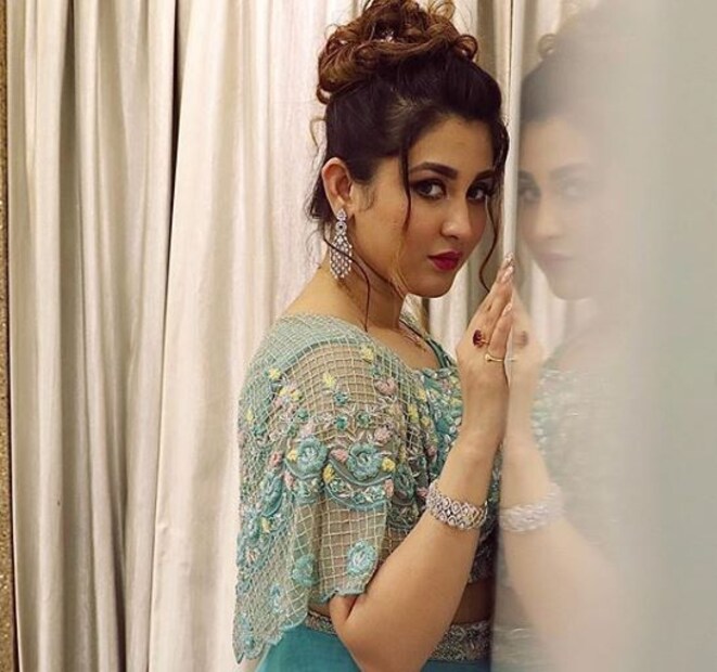 তবে এবার আর আদরে মাখা নয় ৷ বরং ঐন্দ্রিলার রূপকে নিজের ক্যামেরা বন্দি করে ফেললেন অঙ্কুশ৷ গপ্পোটা হল, আকাশী রঙের পোশাকে নিজেকে সাজিয়ে তুললেন ঐন্দ্রিলা ৷ আর সেই সাজের ছবি তুললেন অঙ্কুশ ৷ 