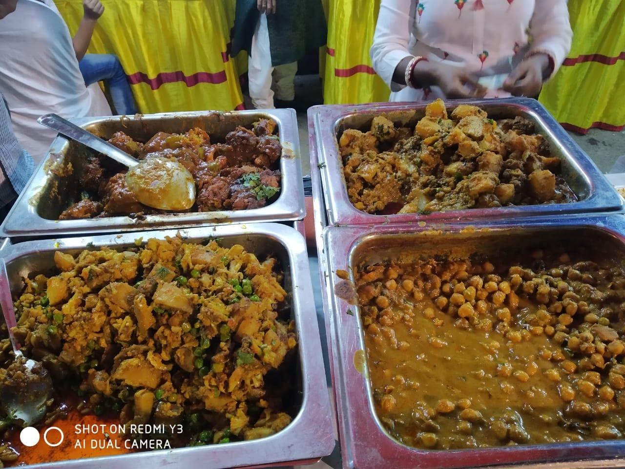 *শুধু কি হরেক রকম খাওয়া দাওয়া? না খাওয়া-দাওয়ার পাশাপাশি ছিল সাংস্কৃতিক অনুষ্ঠানও.. পুরুলিয়ার ঐতিহ্যবাহী ছৌ, বাংলার বাউল গান... আর সব শেষে রূপঙ্করের গলায় আধুনিক গান... সবমিলিয়ে জমজমাট ডালহৌসির 'আপিস পাড়ার খাবার'। সল্টলেক এবং রাজারহাট অঞ্চলেও ছড়িয়ে পড়েছে স্ট্রীট ফুড। তবুও ডালহৌসিকে এখনও প্রধান বাণিজ্যিক অঞ্চল হিসাবে বিবেচনা করা হয়। এই ঐতিহাসিক ও ঐতিহ্যবাহী অঞ্চল সংরক্ষণ, প্রচার ও আর বিকাশের প্রয়াসে বেঙ্গল চেম্বার অ্যান্ড এক্সাইড ইন্ডাস্ট্রিজ একটি ব্যতিক্রমী উদ্যোগ নিয়েছে। পরিচ্ছন্নতা, অগ্নি নিরাপত্তা, পরিবেশ, খাদ্য সুরক্ষা, স্বাস্থ্য, বিপণন দক্ষতা, উদ্যোক্তা এবং নারীর ক্ষমতায়ন সম্পর্কিত একটি কর্মশালাও আয়োজন করা হয়। এই অনন্য প্রয়াসে যেখানে ১৫০ জন বিক্রেতাকে নিয়ে ইতিমধ্যেই চারটি কর্মশালা করা হয়েছে। *শুধু কি হরেক রকম খাওয়া দাওয়া? না খাওয়া-দাওয়ার পাশাপাশি ছিল সাংস্কৃতিক অনুষ্ঠানও.. পুরুলিয়ার ঐতিহ্যবাহী ছৌ, বাংলার বাউল গান... আর সব শেষে রূপঙ্করের গলায় আধুনিক গান... সবমিলিয়ে জমজমাট ডালহৌসির 'আপিস পাড়ার খাবার'। সল্টলেক এবং রাজারহাট অঞ্চলেও ছড়িয়ে পড়েছে স্ট্রীট ফুড। তবুও ডালহৌসিকে এখনও প্রধান বাণিজ্যিক অঞ্চল হিসাবে বিবেচনা করা হয়। এই ঐতিহাসিক ও ঐতিহ্যবাহী অঞ্চল সংরক্ষণ, প্রচার ও আর বিকাশের প্রয়াসে বেঙ্গল চেম্বার অ্যান্ড এক্সাইড ইন্ডাস্ট্রিজ একটি ব্যতিক্রমী উদ্যোগ নিয়েছে। পরিচ্ছন্নতা, অগ্নি নিরাপত্তা, পরিবেশ, খাদ্য সুরক্ষা, স্বাস্থ্য, বিপণন দক্ষতা, উদ্যোক্তা এবং নারীর ক্ষমতায়ন সম্পর্কিত একটি কর্মশালাও আয়োজন করা হয়। এই অনন্য প্রয়াসে যেখানে ১৫০ জন বিক্রেতাকে নিয়ে ইতিমধ্যেই চারটি কর্মশালা করা হয়েছে।