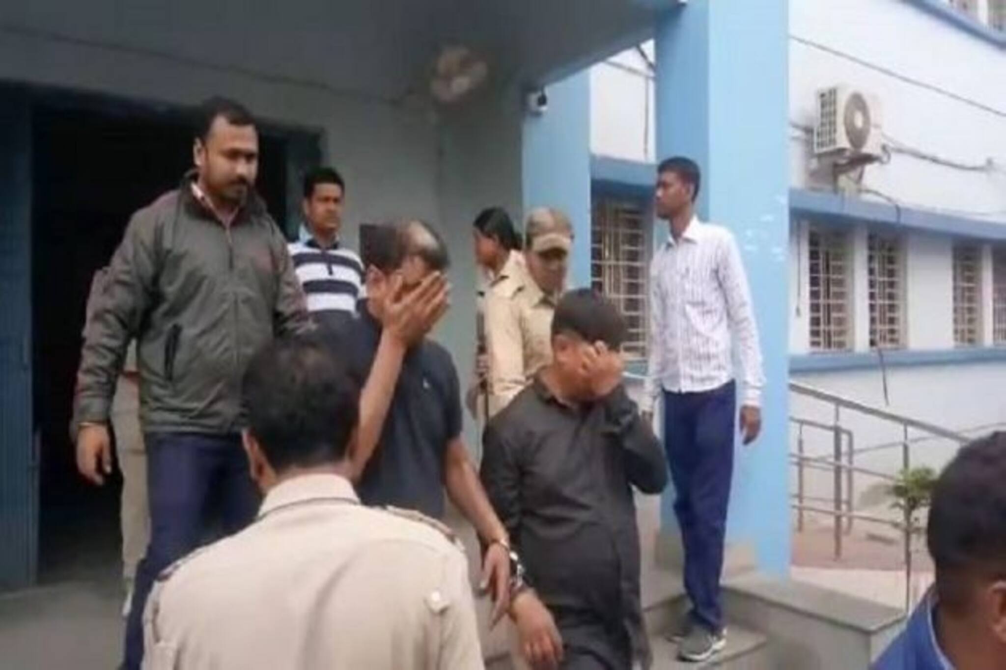 অপরাধীর রেহাই নেই, শহর থেকে ১২৭ কিমি দূরে গিয়েও পুলিশের জালে ডাকাত দল