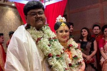 মন্ত্রে যখন এক হল দুটি মন, সিঁথিতে চওড়া সিঁদুর নিয়ে সাত পাকে বাধা