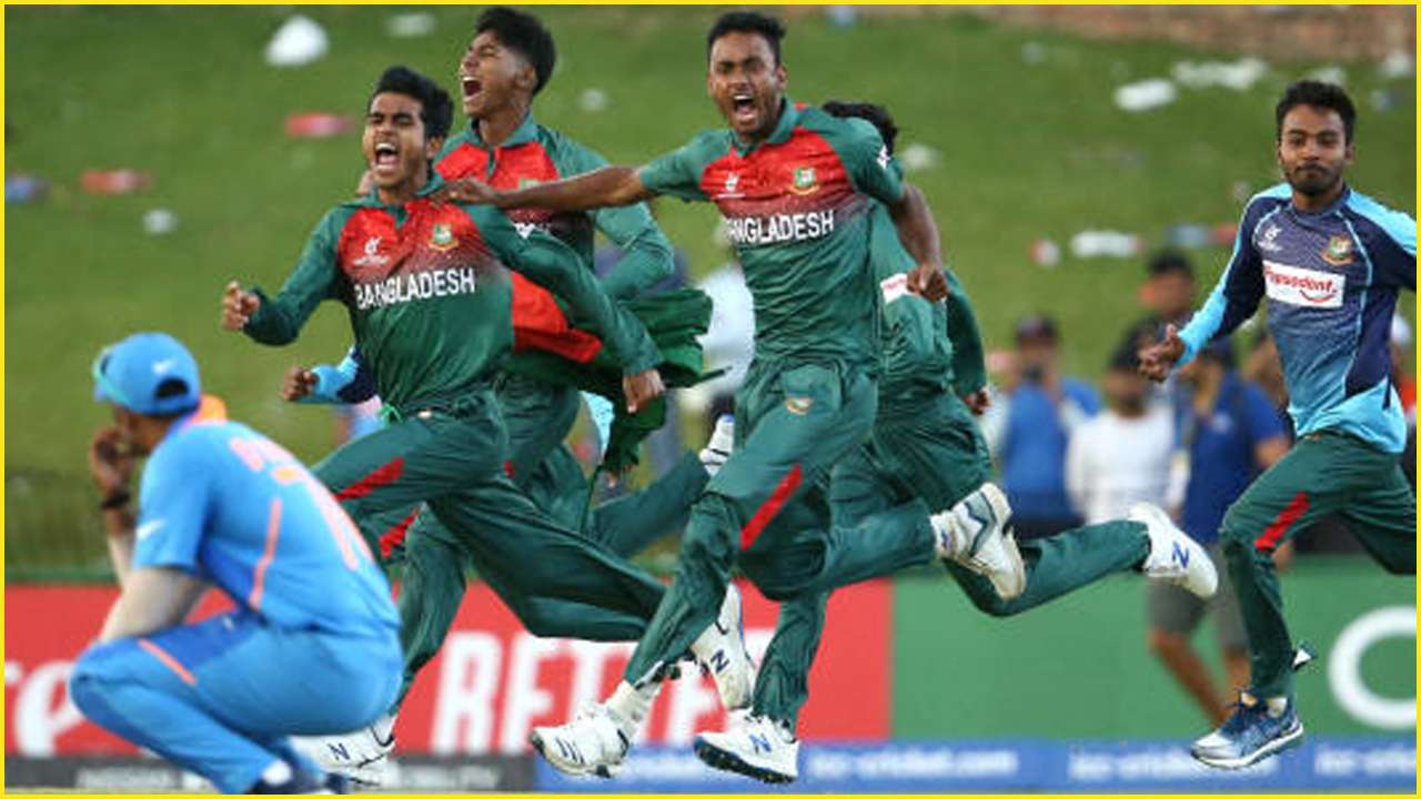 প্রায় প্রতিটি ডেলিভারির পরেই ব্যাটসম্যানের দিকে তেড়ে গিয়ে কিছু বলছিলেন ৷ এমনকী, এক ভারতীয় ব্যাটসম্যানের মুখে একবার বলও ছুঁড়ে মারেন তিনি ৷ খেলা যতো গড়িয়েছে, এমন দৃশ্য বারবার দেখা গিয়েছে মাঠে ৷ তাই ফল যা হওয়ার তাই হয়েছে ৷ ম্যাচ শেষে দু’দলের ক্রিকেটাররাই উত্তেজিত হয়ে পরস্পরের মধ্যে হাতাহাতিতে জড়িয়ে পড়েন ৷ প্রায় প্রতিটি ডেলিভারির পরেই ব্যাটসম্যানের দিকে তেড়ে গিয়ে কিছু বলছিলেন ৷ এমনকী, এক ভারতীয় ব্যাটসম্যানের মুখে একবার বলও ছুঁড়ে মারেন তিনি ৷ খেলা যতো গড়িয়েছে, এমন দৃশ্য বারবার দেখা গিয়েছে মাঠে ৷ তাই ফল যা হওয়ার তাই হয়েছে ৷ ম্যাচ শেষে দু’দলের ক্রিকেটাররাই উত্তেজিত হয়ে পরস্পরের মধ্যে হাতাহাতিতে জড়িয়ে পড়েন ৷