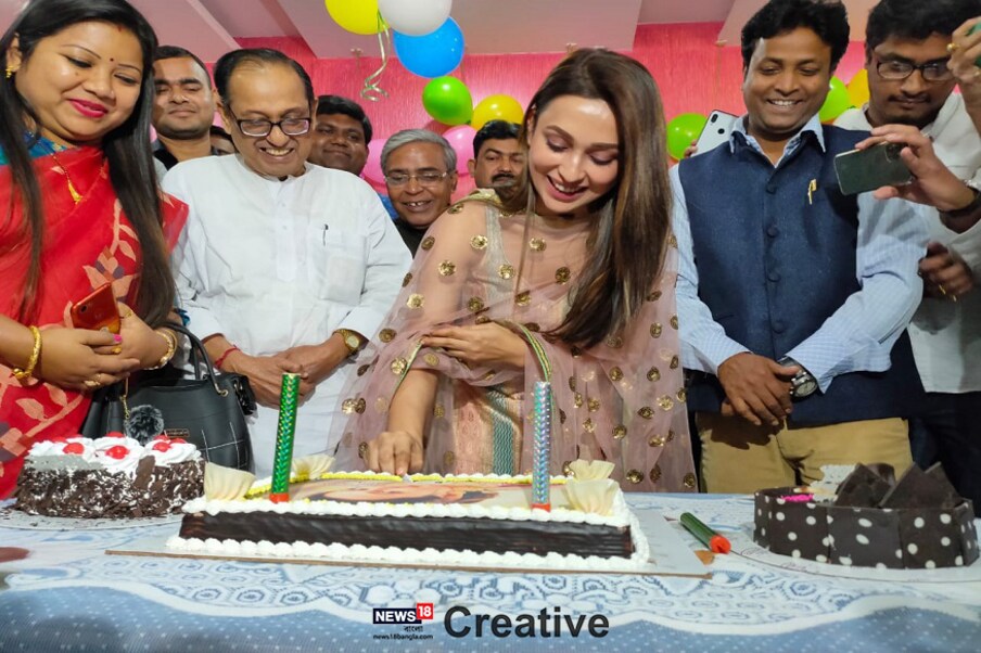  ,[object Object],একেই বলে হয়তো জমজমাট জন্মদিন পালন ৷ একদিকে অনুরাগীরা, অন্যদিকে রাজনীতির সঙ্গে জড়িত মানুষজন ৷ কেক কাটলেন, আড্ডায় মাতলেন ৷ হ্যাঁ, অভিনেত্রী-সাংসদ মিমি চক্রবর্তীর জন্মদিন কাটল ঠিক এরকমভাবেই ৷ তা আর কী কী করলেন মিমি ?