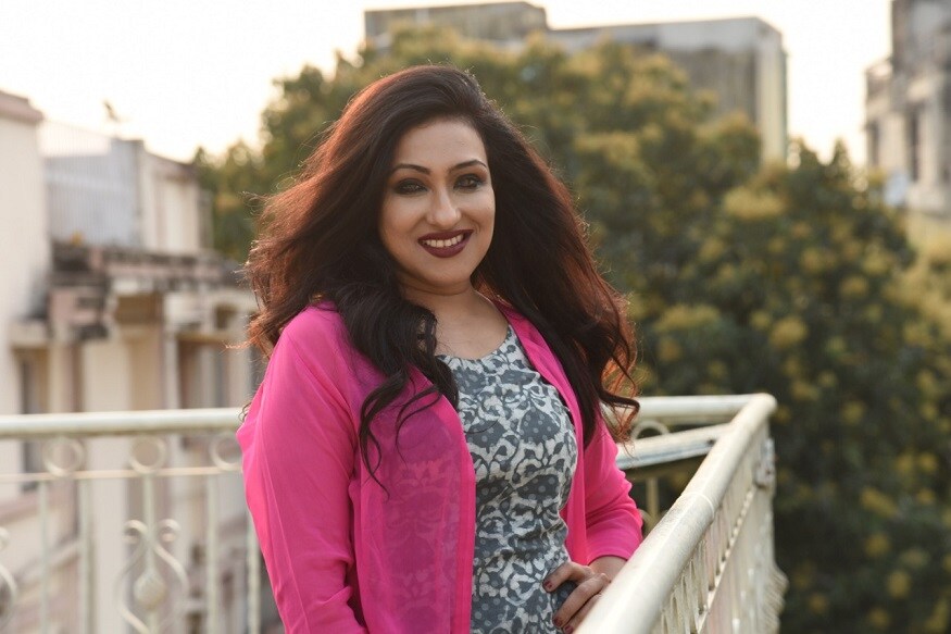 এই ছবিতে স্বামী - স্ত্রীর ভূমিকায় অভিনয় করেছেন শাশ্বত ও ঋতুপর্ণা। দুজনেই জুটি বেঁধে কাজ করতে পেরে বেশ উচ্ছ্বসিত । এই ছবিতে স্বামী - স্ত্রীর ভূমিকায় অভিনয় করেছেন শাশ্বত ও ঋতুপর্ণা। দুজনেই জুটি বেঁধে কাজ করতে পেরে বেশ উচ্ছ্বসিত ।