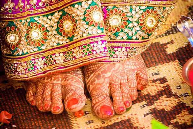 • নাবালিকার বিয়েও নাকি বৈধ! তার কারণ ওই নাবালিকার ঋতুস্রাব শুরু হয়েছে! বিয়েকে বৈধ করার এমনই অদ্ভুত কারণ দেখাল খোদ আদালত ৷ প্রতীকী চিত্র ৷ • নাবালিকার বিয়েও নাকি বৈধ! তার কারণ ওই নাবালিকার ঋতুস্রাব শুরু হয়েছে! বিয়েকে বৈধ করার এমনই অদ্ভুত কারণ দেখাল খোদ আদালত ৷ প্রতীকী চিত্র ৷